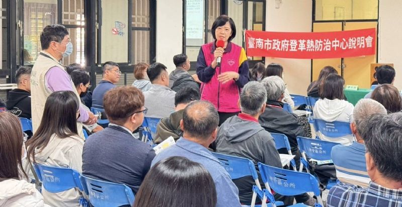 衛生局林碧芬副局長與業者解說及交流 衛生局林碧芬副局長與業者解說及交流